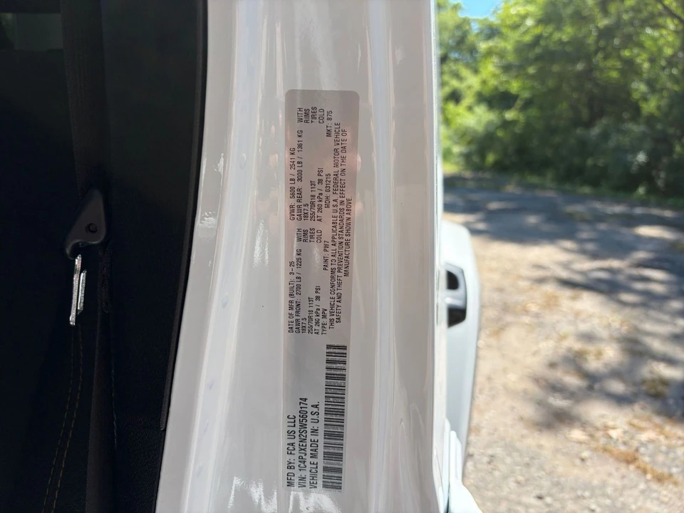 2025 Jeep JL Wrangler - Image 27 of 31