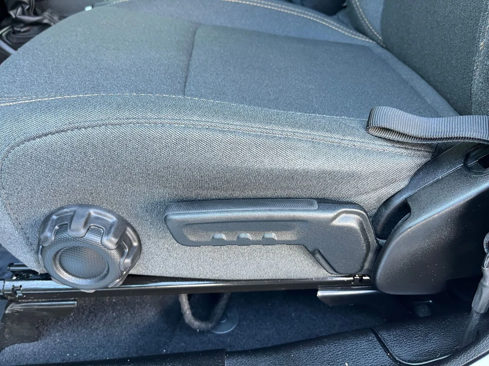 2025 Jeep JL Wrangler - Image 24 of 31
