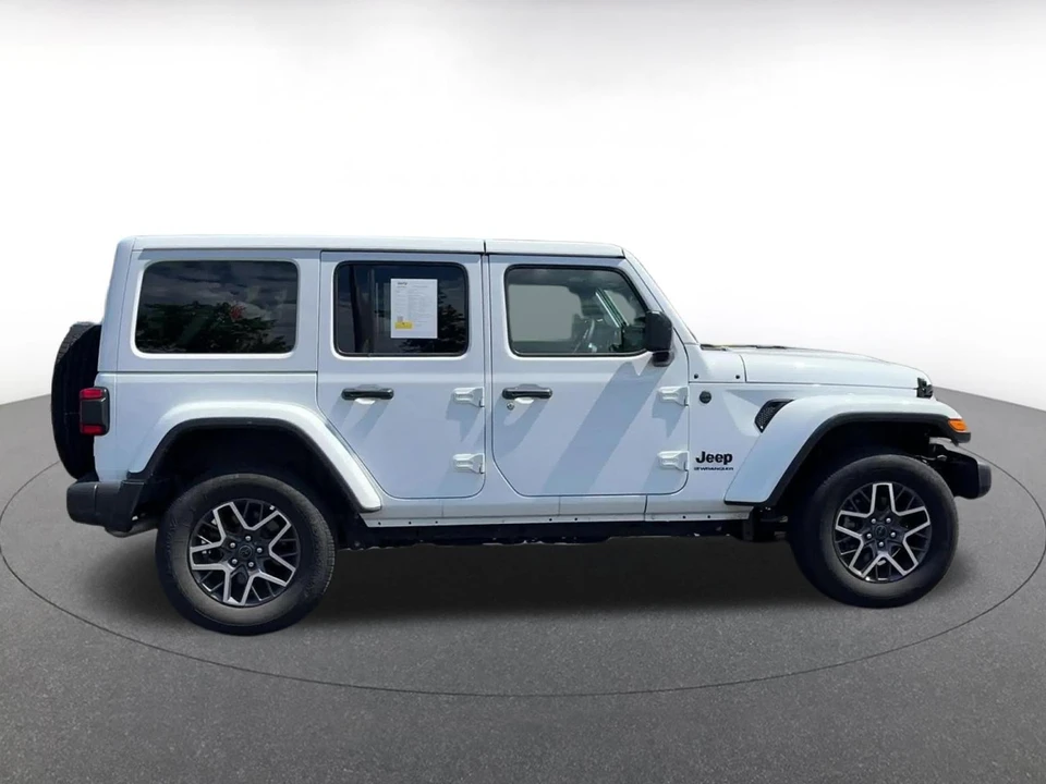 2025 Jeep JL Wrangler - Image 17 of 31