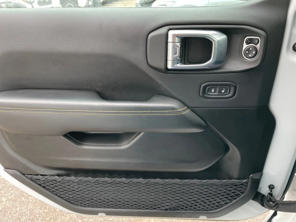 2025 Jeep JL Wrangler - Image 15 of 31