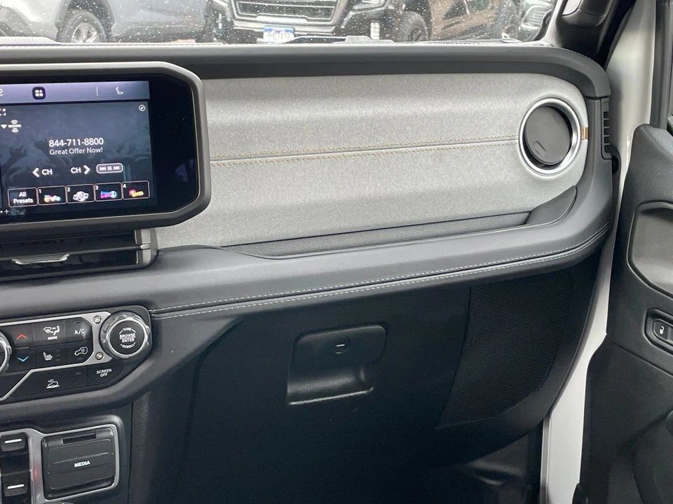 2025 Jeep JL Wrangler - Image 30 of 31