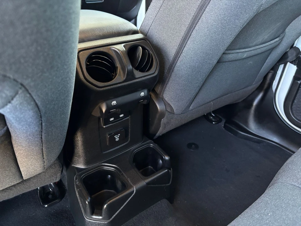 2025 Jeep JL Wrangler - Image 23 of 31