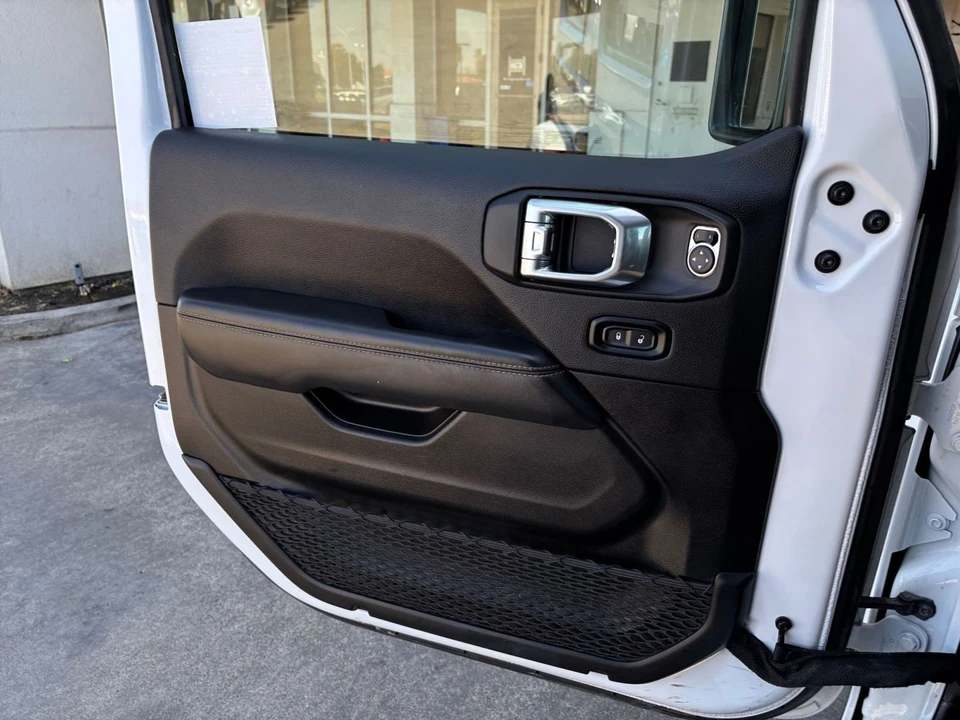 2025 Jeep JL Wrangler - Image 20 of 31