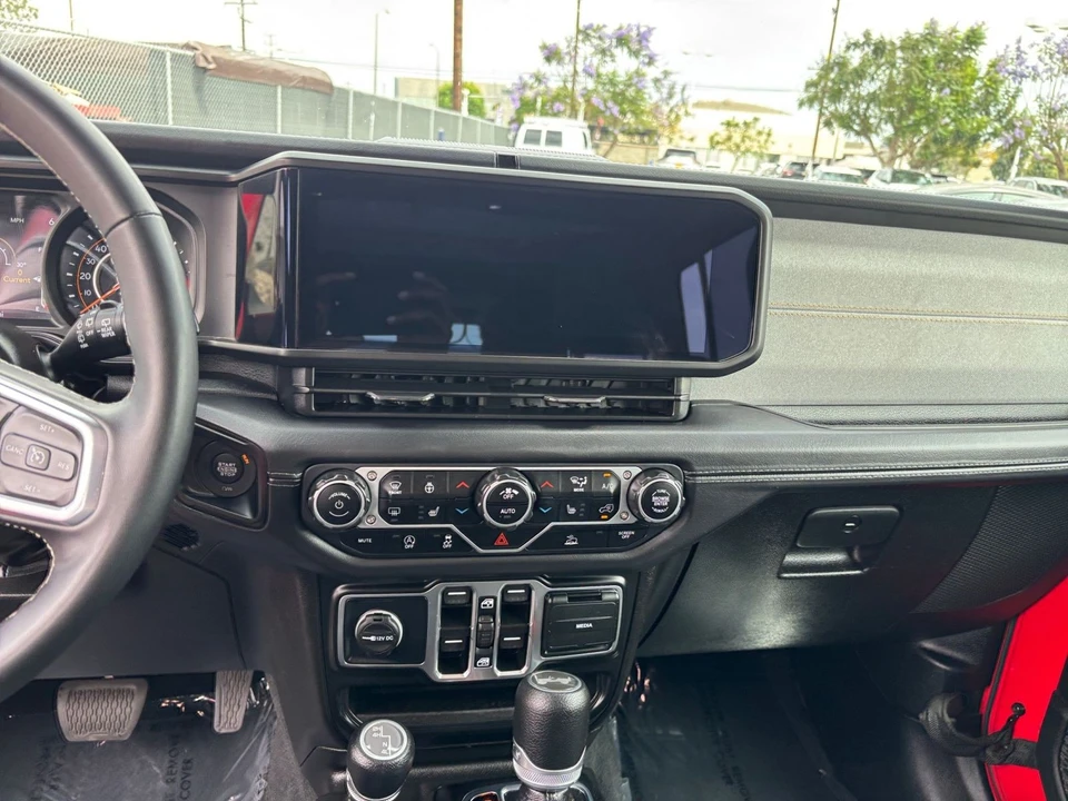2025 Jeep JL Wrangler - Image 18 of 31