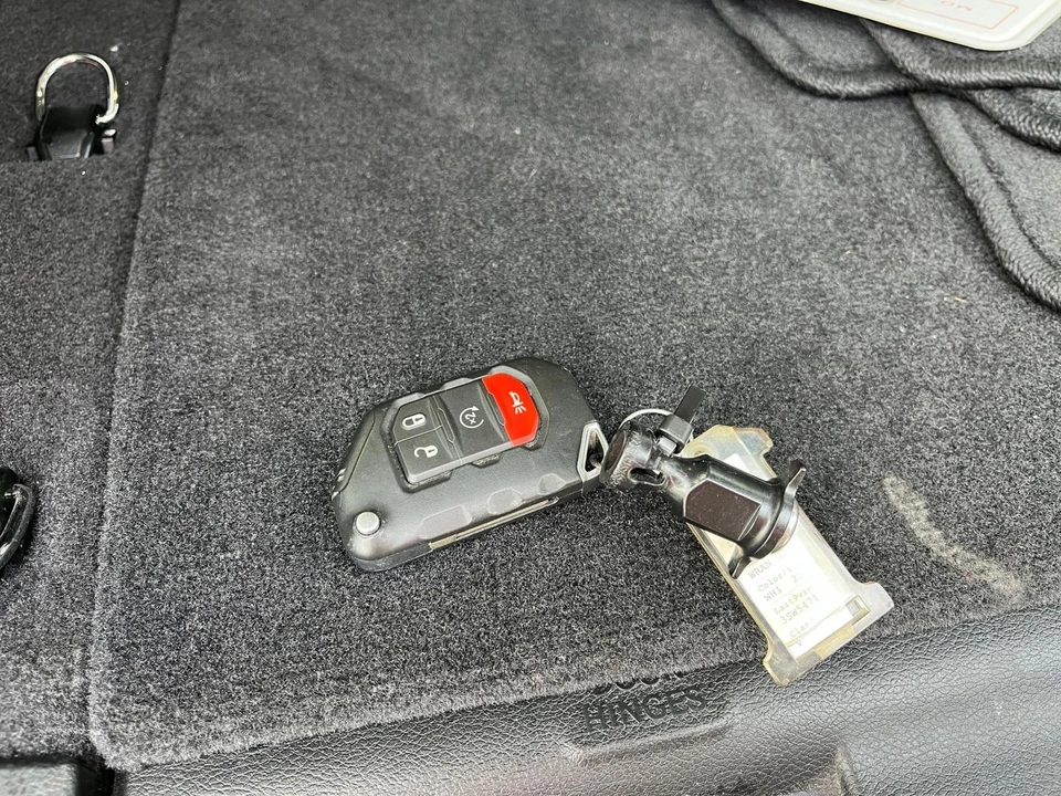 2025 Jeep JL Wrangler - Image 19 of 31
