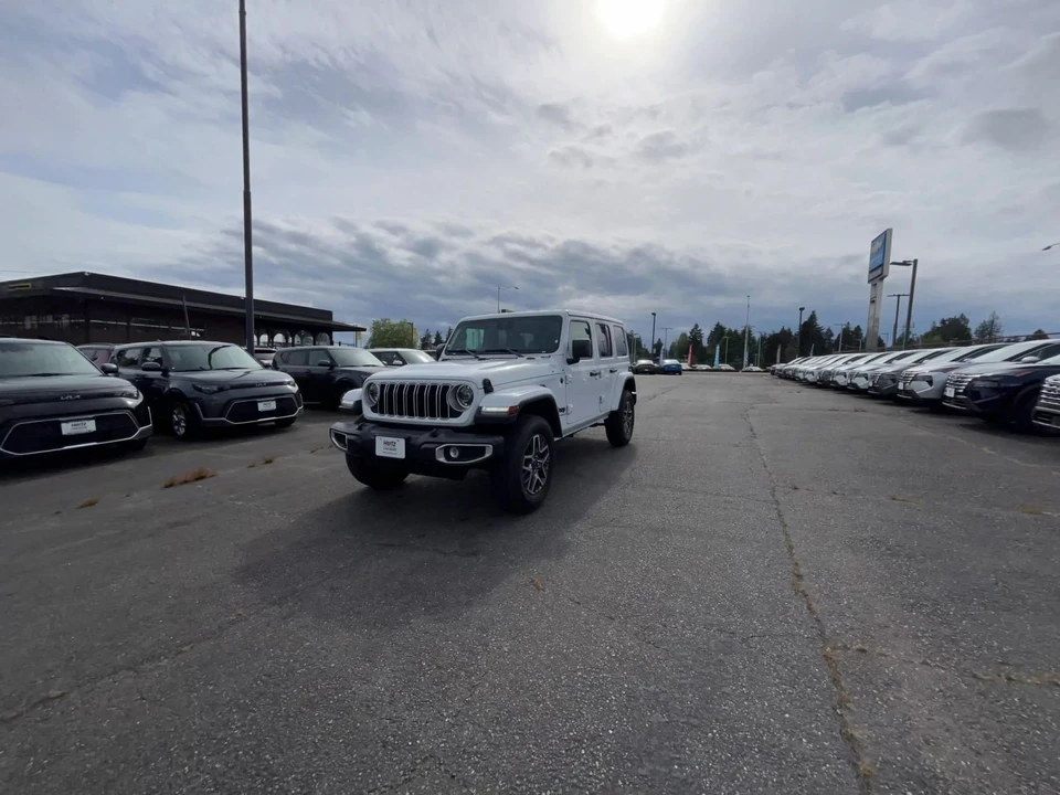 2025 Jeep JL Wrangler - Image 15 of 31