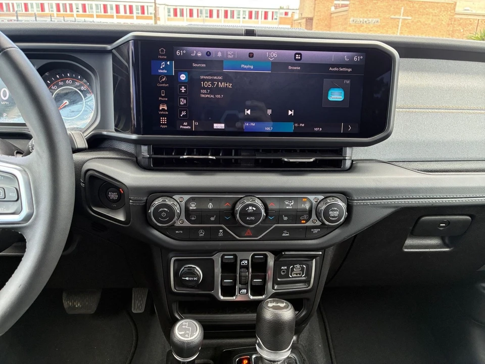 2025 Jeep JL Wrangler - Image 18 of 31