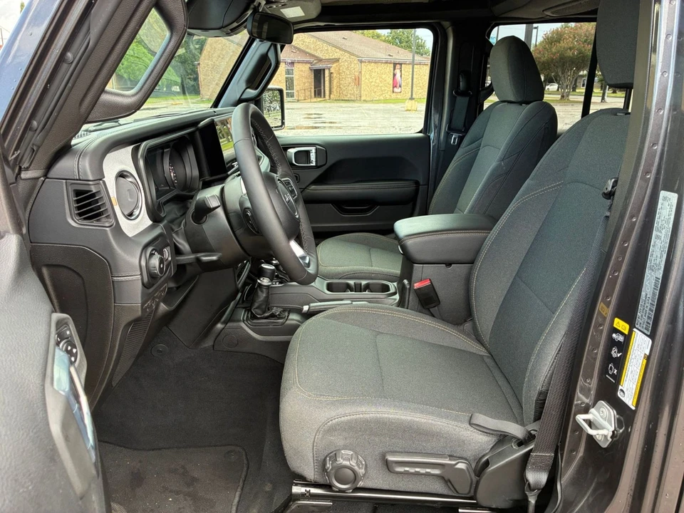 2025 Jeep JL Wrangler - Image 28 of 31