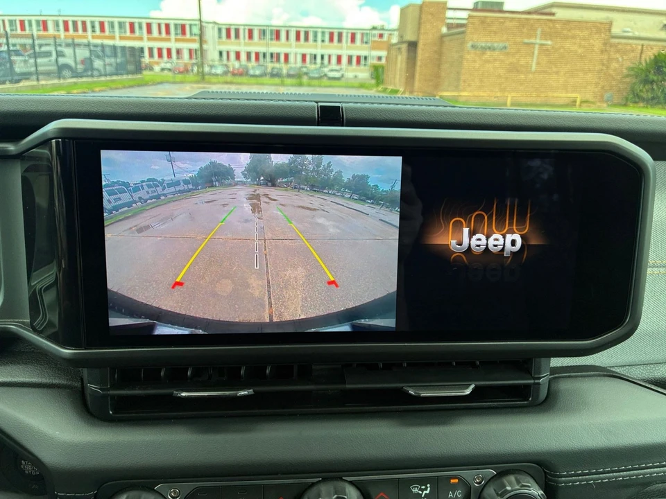 2025 Jeep JL Wrangler - Image 24 of 31