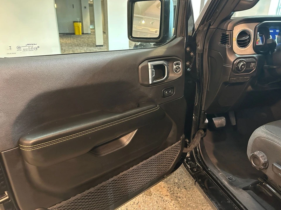 2025 Jeep JL Wrangler - Image 20 of 31