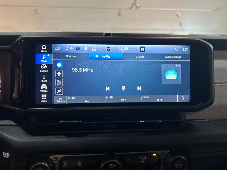 2025 Jeep JL Wrangler - Image 21 of 31