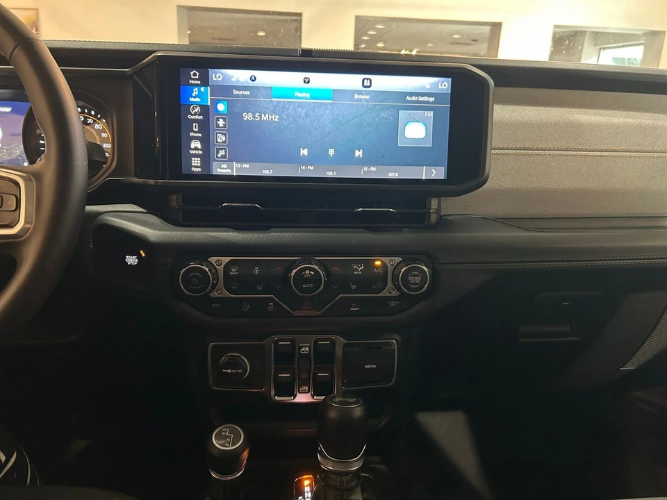 2025 Jeep JL Wrangler - Image 18 of 31