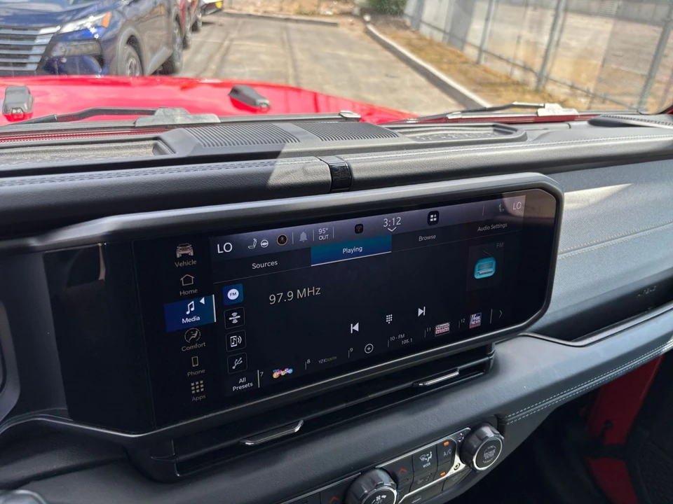 2025 Jeep JL Wrangler - Image 21 of 31