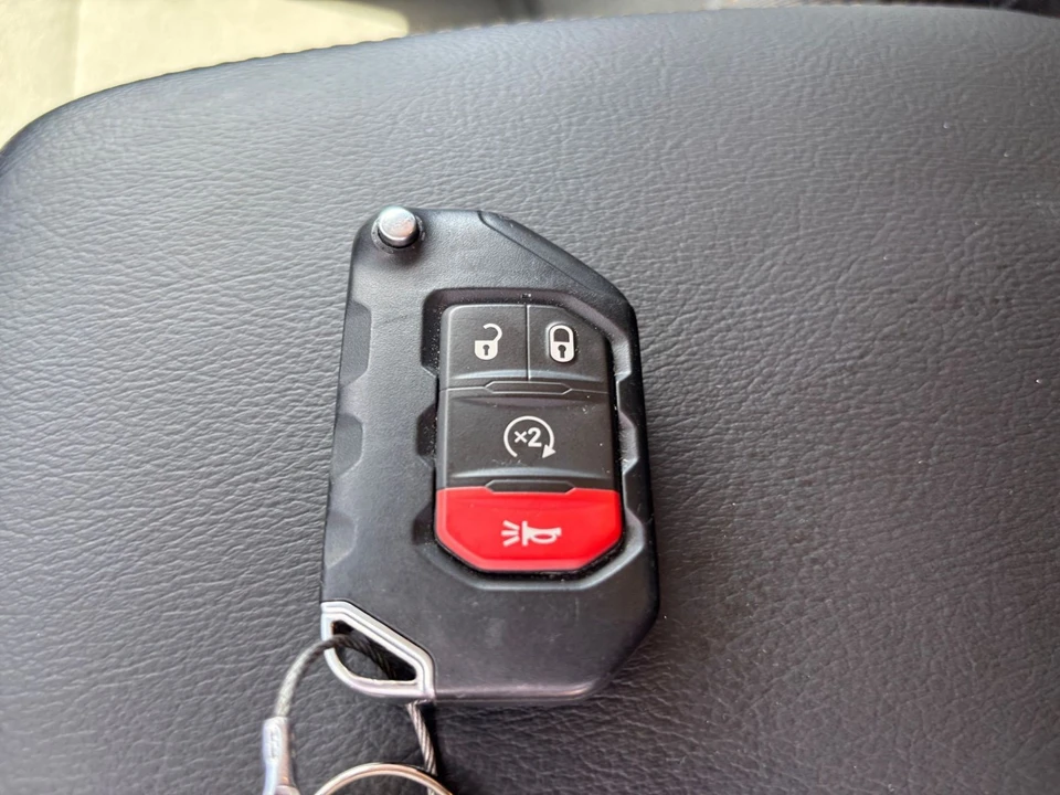 2025 Jeep JL Wrangler - Image 26 of 31