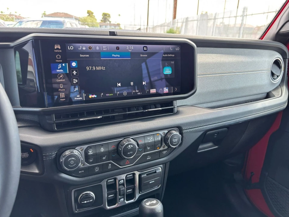 2025 Jeep JL Wrangler - Image 18 of 31