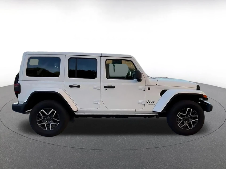 2025 Jeep JL Wrangler - Image 15 of 31