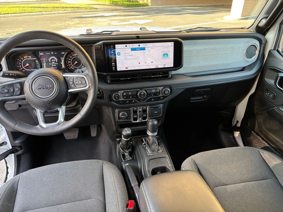 2025 Jeep JL Wrangler - Image 25 of 31