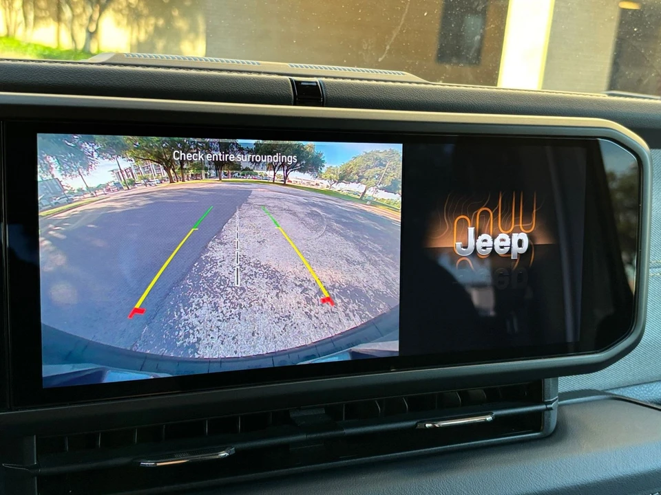 2025 Jeep JL Wrangler - Image 18 of 31