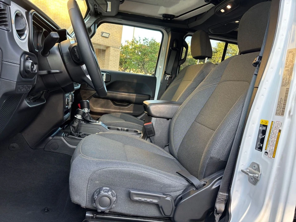 2025 Jeep JL Wrangler - Image 20 of 31
