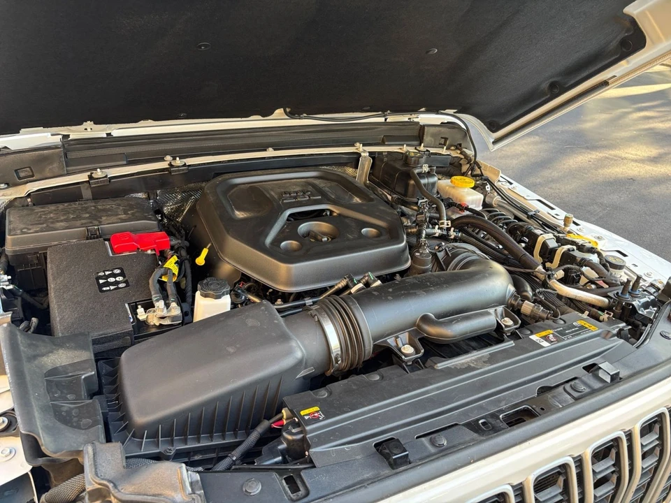 2025 Jeep JL Wrangler - Image 24 of 31