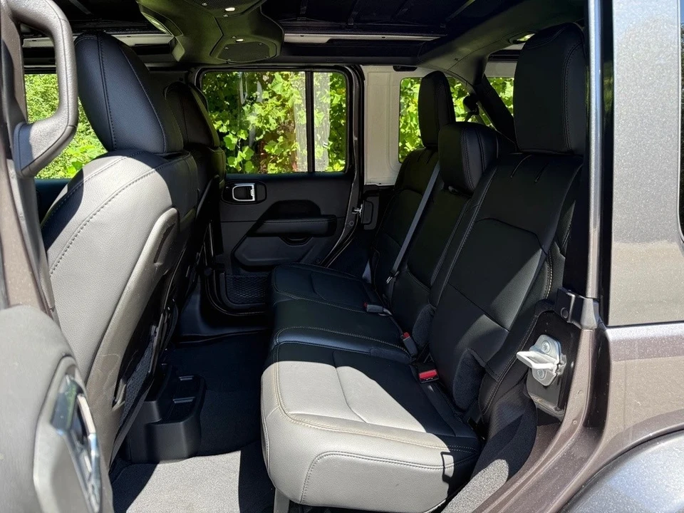 2025 Jeep JL Wrangler - Image 15 of 21