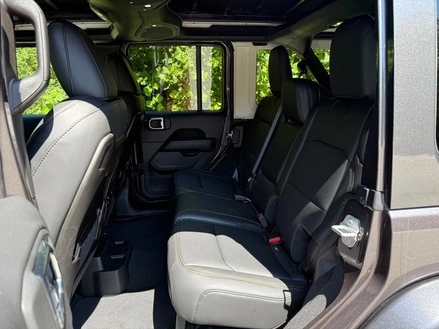 2025 Jeep JL Wrangler - Image 15 of 21