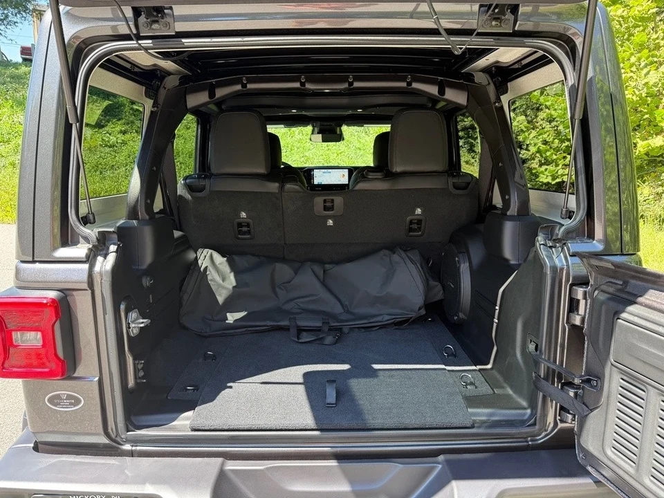 2025 Jeep JL Wrangler - Image 17 of 21