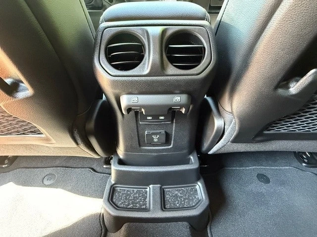 2025 Jeep JL Wrangler - Image 16 of 21