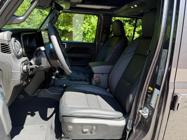 2025 Jeep JL Wrangler - Image 12 of 21