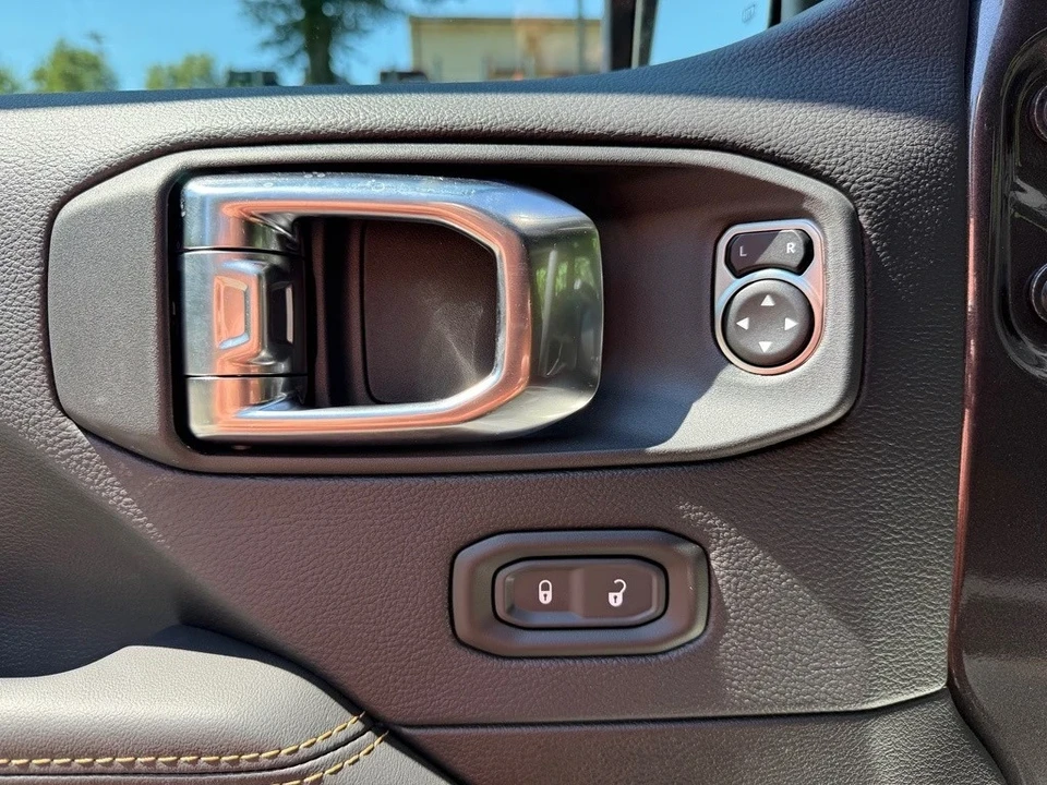 2025 Jeep JL Wrangler - Image 13 of 21