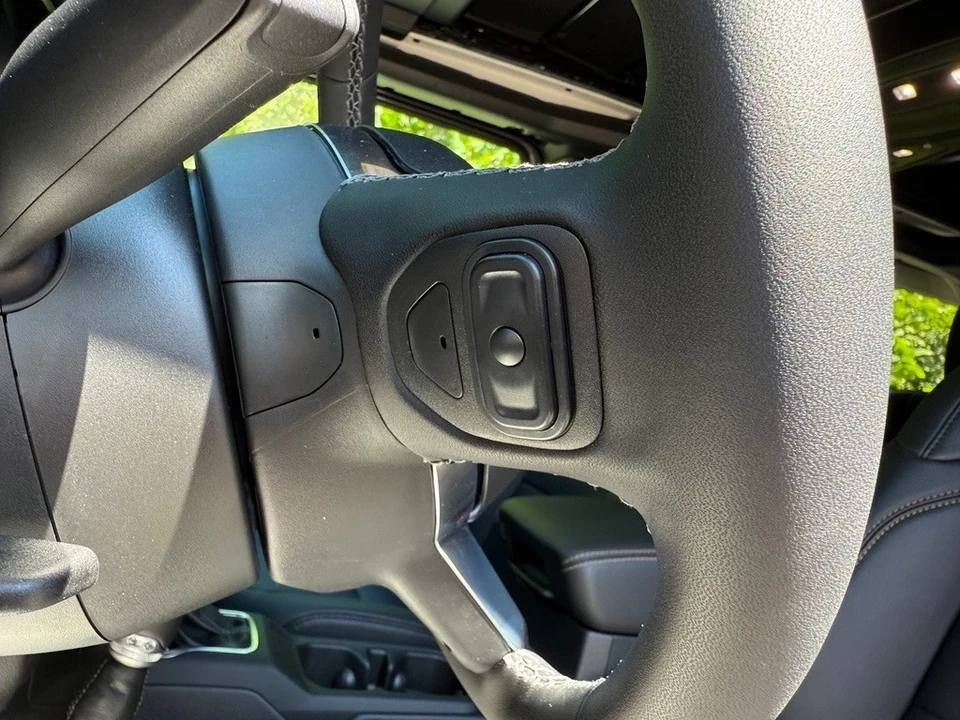 2025 Jeep JL Wrangler - Image 14 of 21