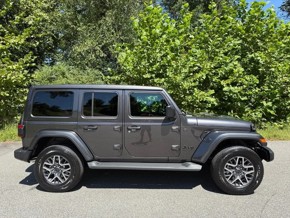 2025 Jeep JL Wrangler - Image 6 of 21