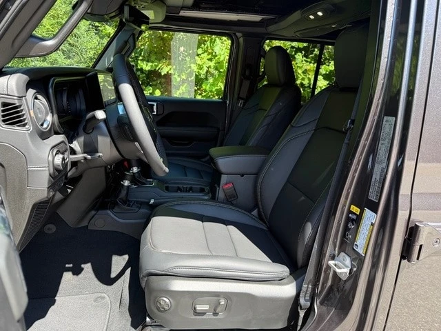 2025 Jeep JL Wrangler - Image 12 of 21