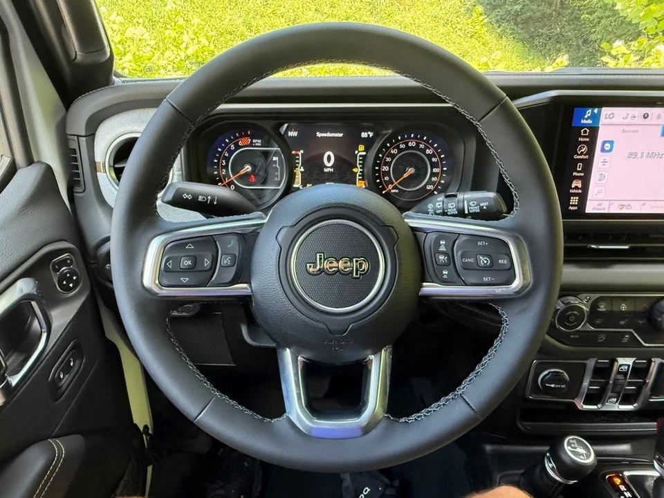 2025 Jeep JL Wrangler - Image 20 of 21