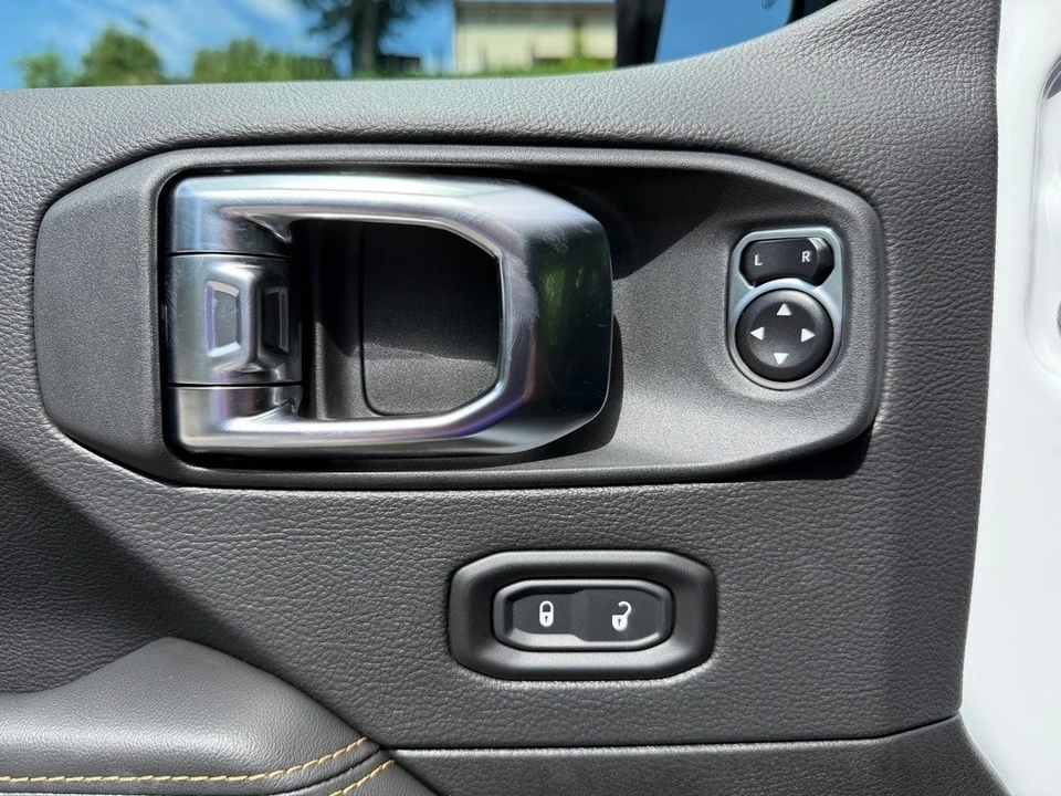 2025 Jeep JL Wrangler - Image 12 of 21