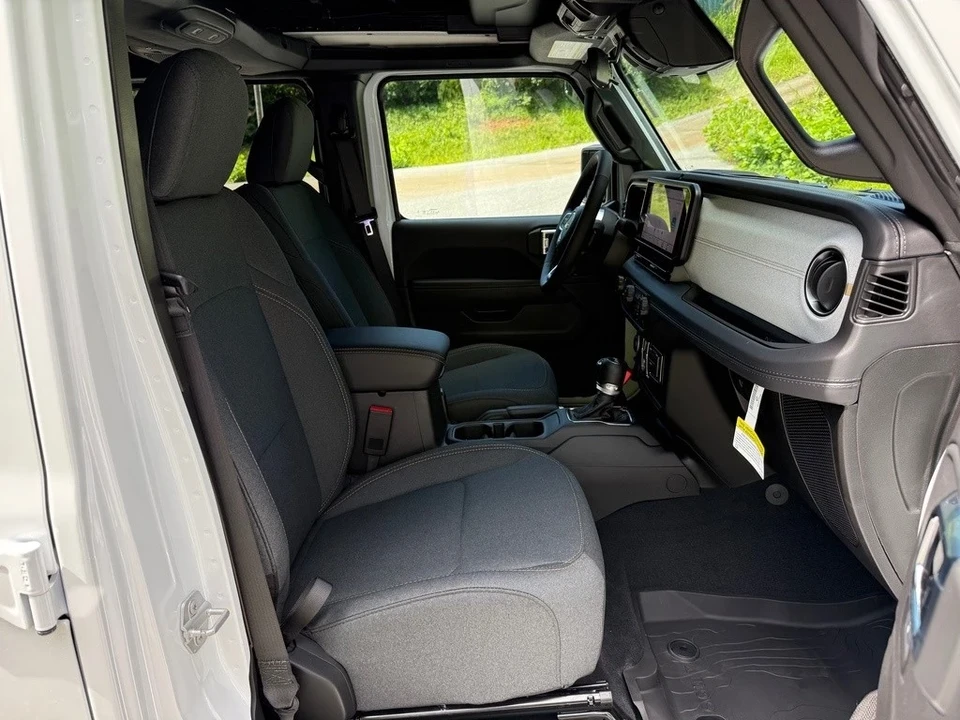 2025 Jeep JL Wrangler - Image 19 of 21