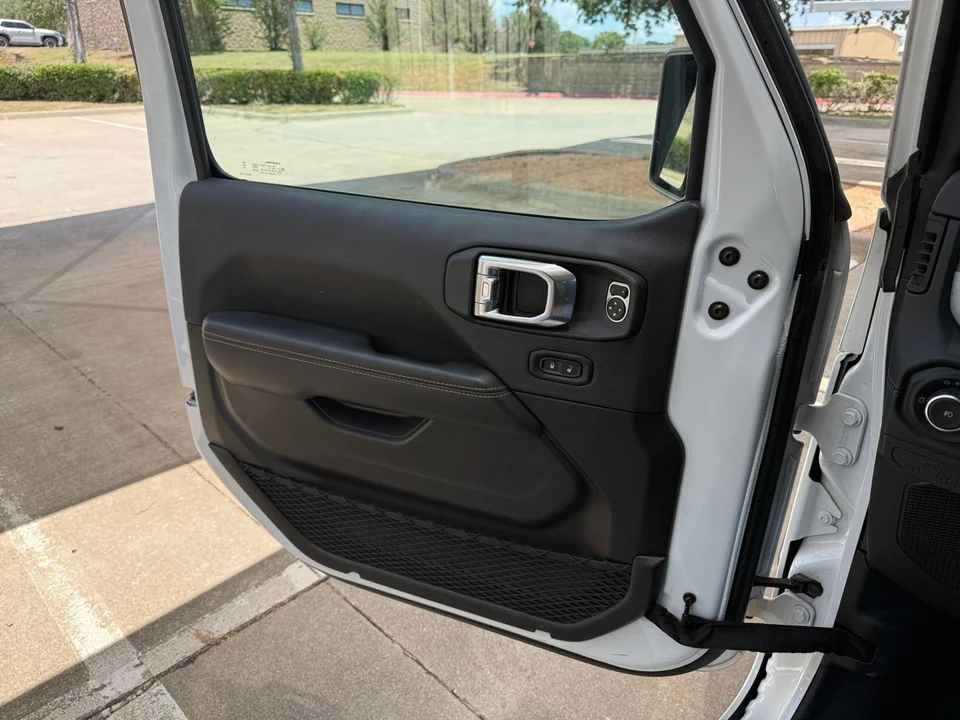 2025 Jeep JL Wrangler - Image 20 of 31