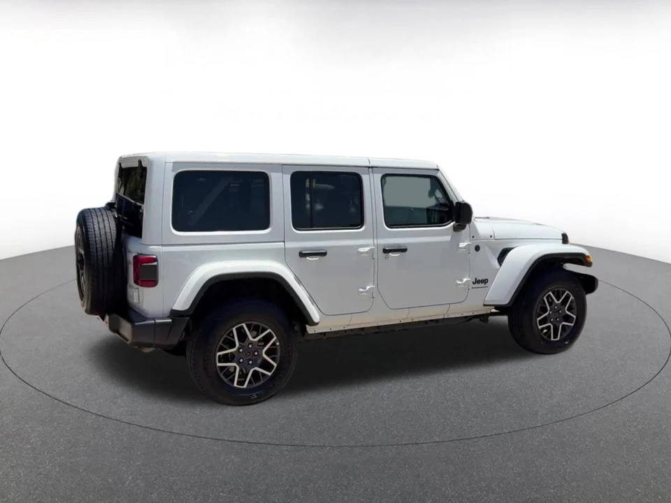 2025 Jeep JL Wrangler - Image 17 of 31