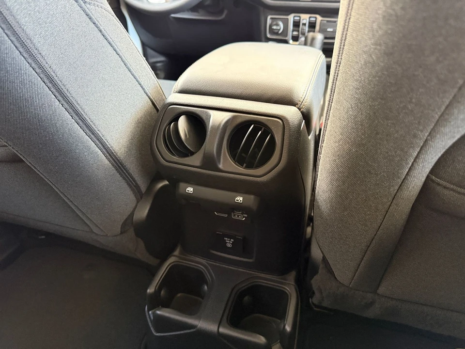 2025 Jeep JL Wrangler - Image 25 of 31