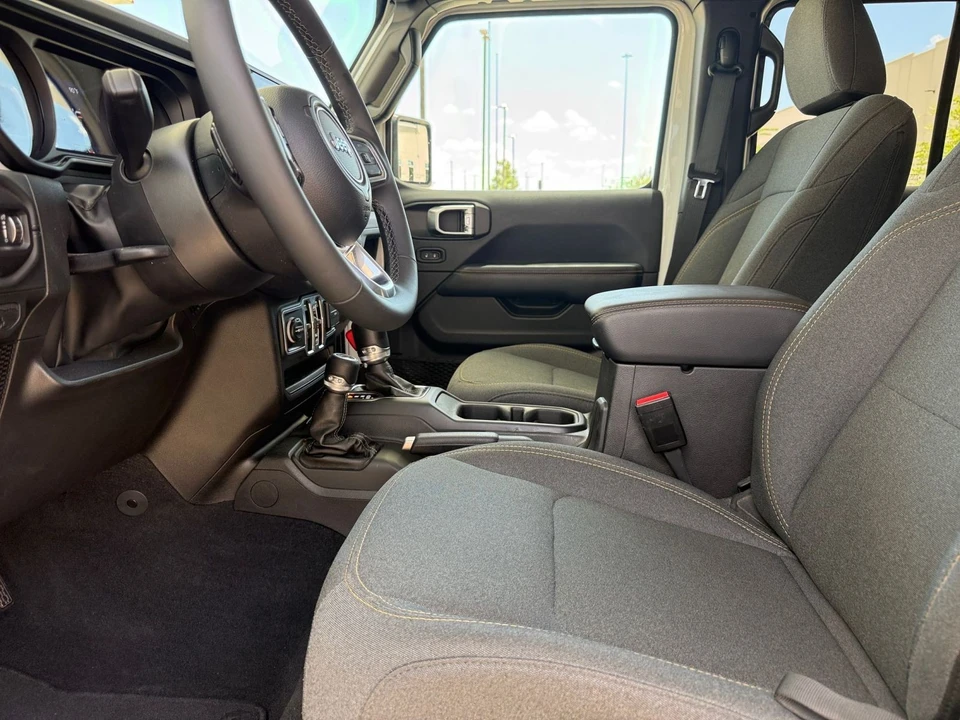 2025 Jeep JL Wrangler - Image 29 of 31