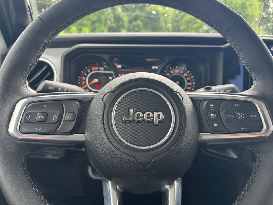 2025 Jeep JL Wrangler - Image 29 of 31