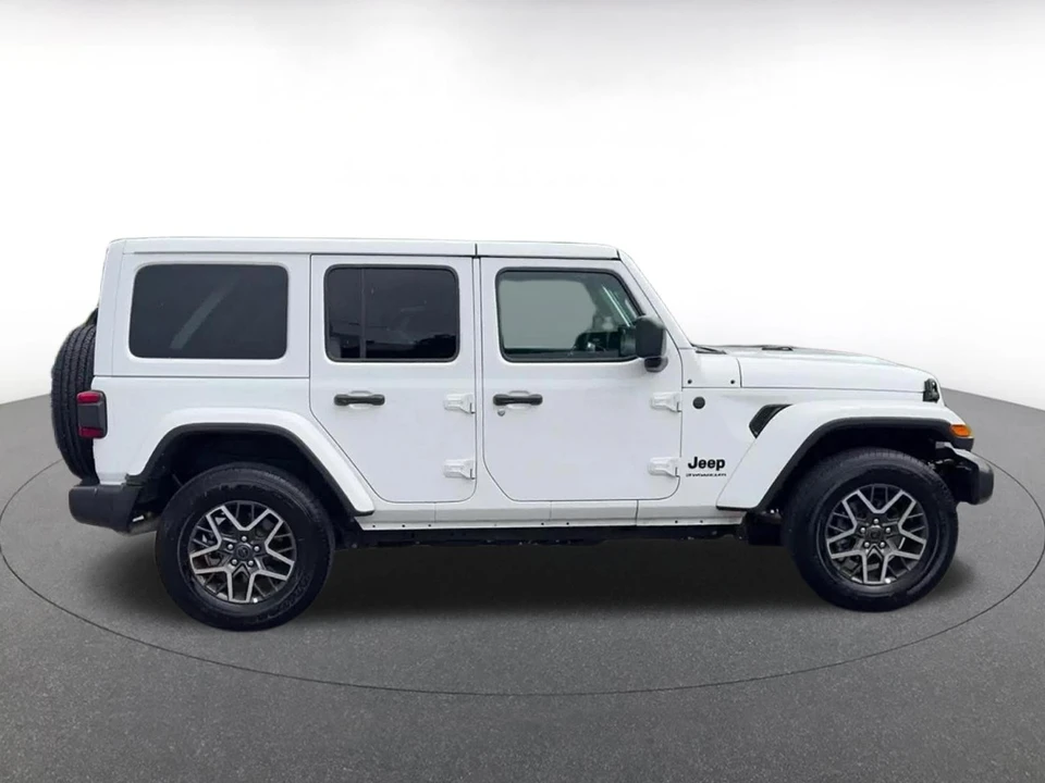2025 Jeep JL Wrangler - Image 18 of 31