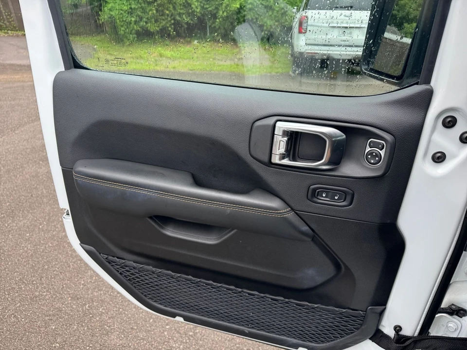 2025 Jeep JL Wrangler - Image 20 of 31
