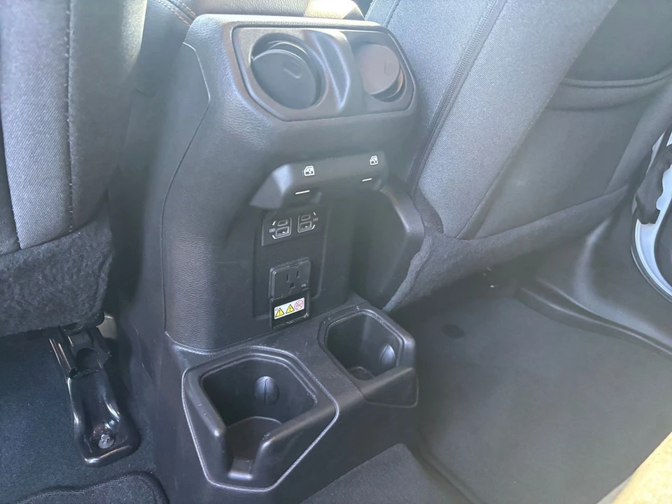 2025 Jeep JL Wrangler - Image 19 of 31