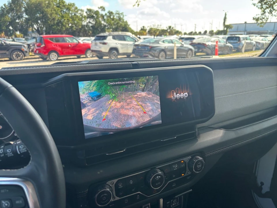 2025 Jeep JL Wrangler - Image 20 of 31