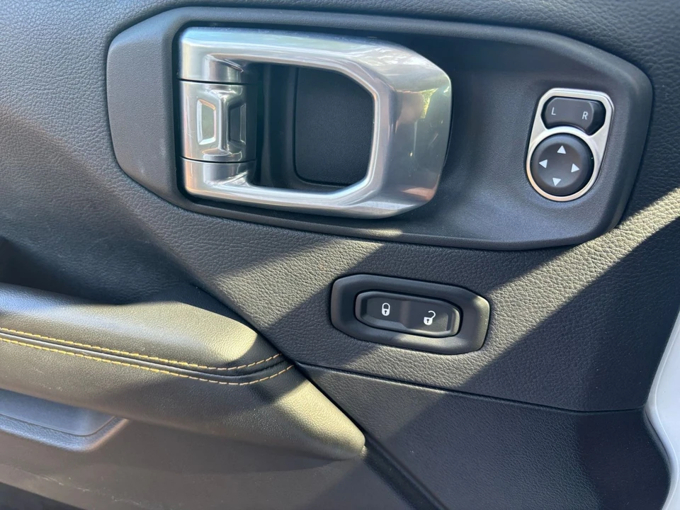 2025 Jeep JL Wrangler - Image 15 of 31