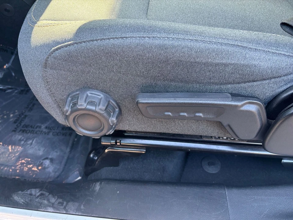 2025 Jeep JL Wrangler - Image 18 of 31