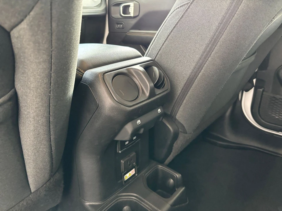 2025 Jeep JL Wrangler - Image 25 of 31