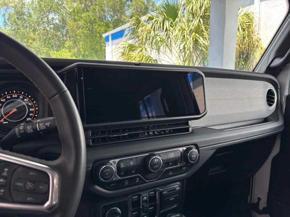 2025 Jeep JL Wrangler - Image 19 of 31