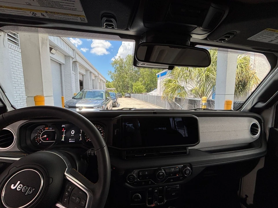 2025 Jeep JL Wrangler - Image 28 of 31